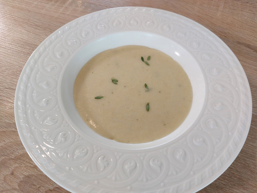 Zwiebelsuppe mit gerösteten Brotwürfeln