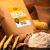 Packung mit 2,5 Kilogramm Weizenmehl der Sorte 550, Markenbezeichnung und Produktcode C_2_3_2 sichtbar auf der Verpackung, aufgenommen in hochauflösender Qualität