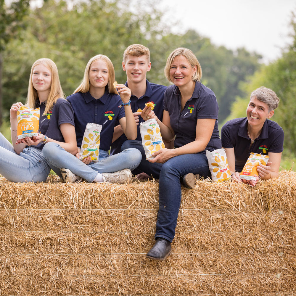 unsere-chips-familienbild-waehrend-des-essens